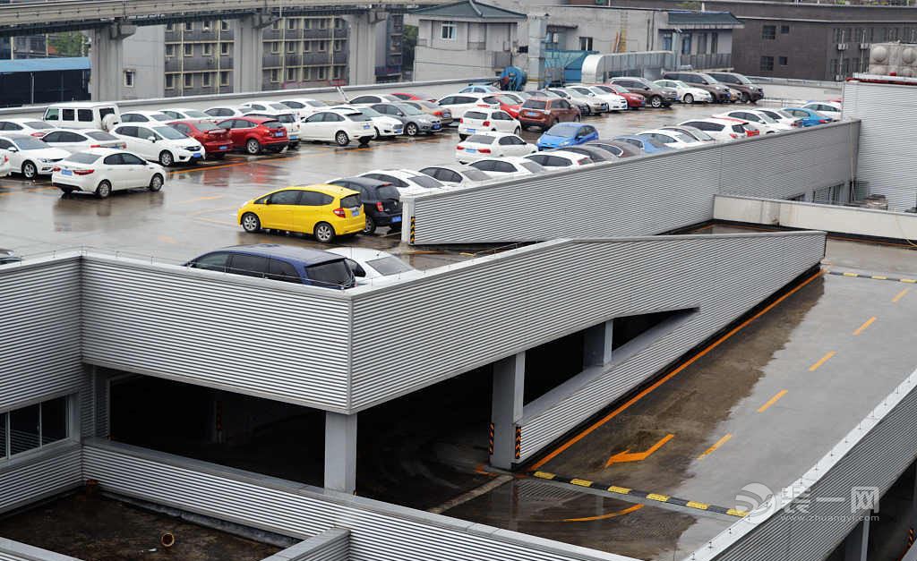 重慶現最牛空中停車場 可停百輛汽車車輛爬7樓停車